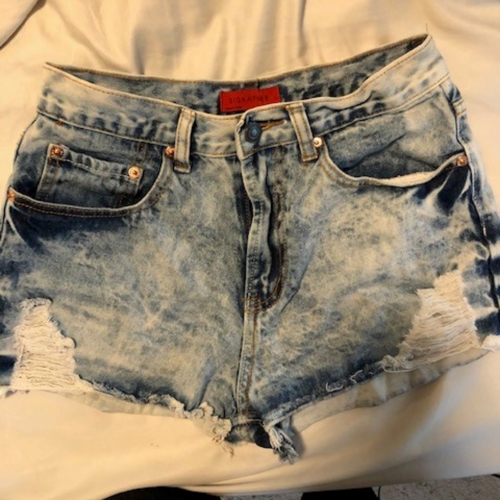 Signature 8 Acid Washed Shorts